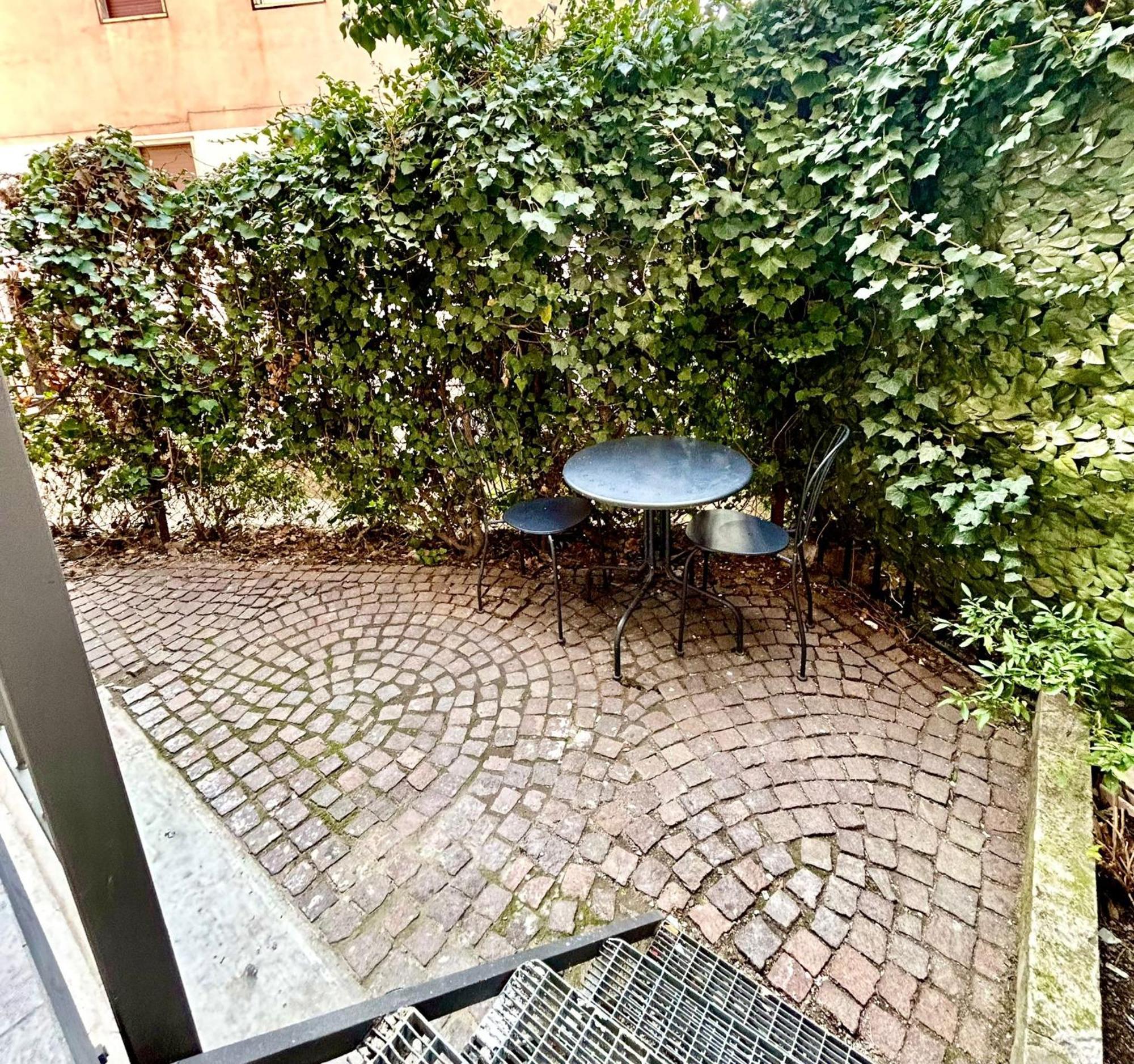 Lovely 2 Room Apartment With Small Garden Milán Exteriér fotografie