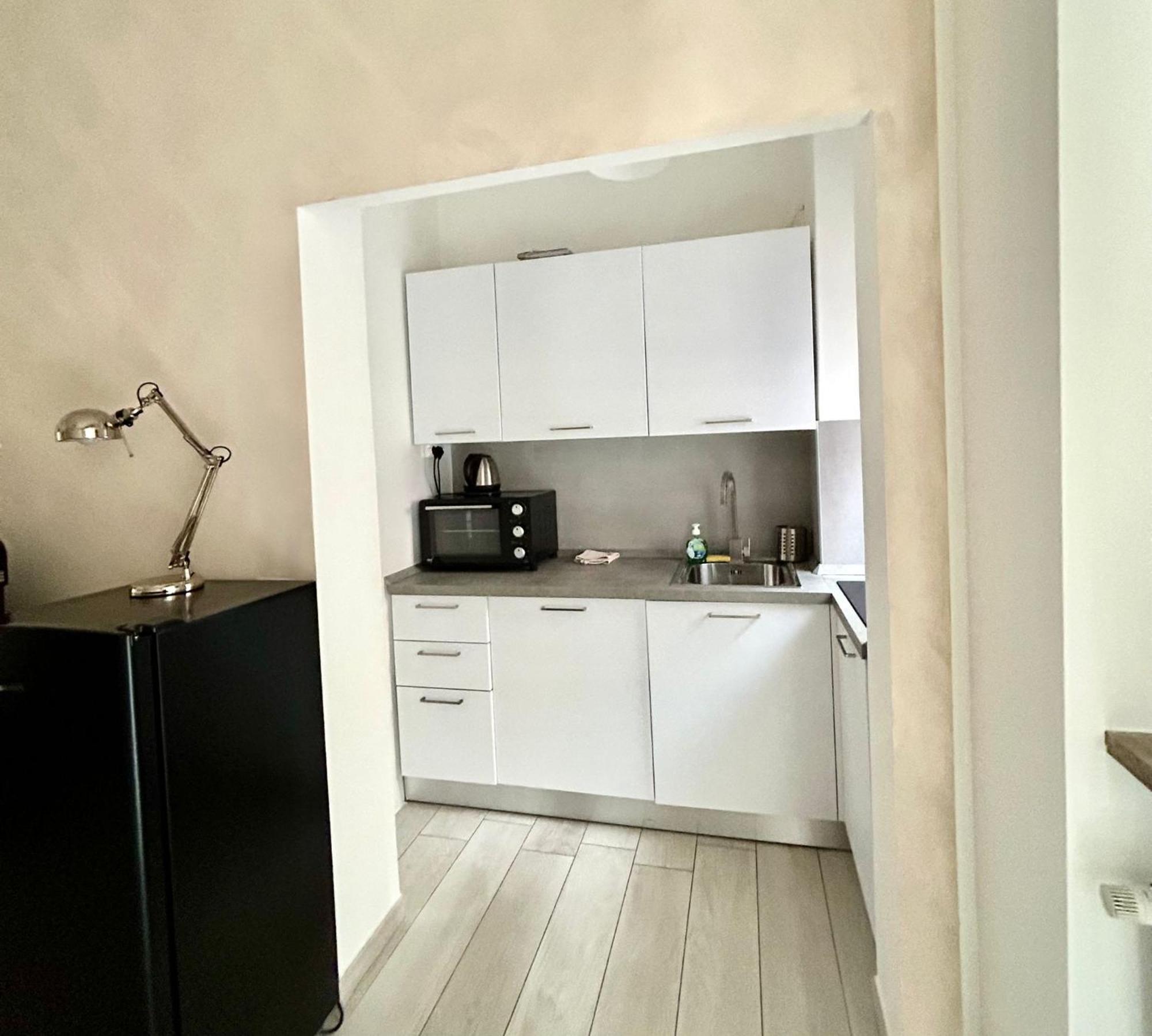 Lovely 2 Room Apartment With Small Garden Milán Exteriér fotografie