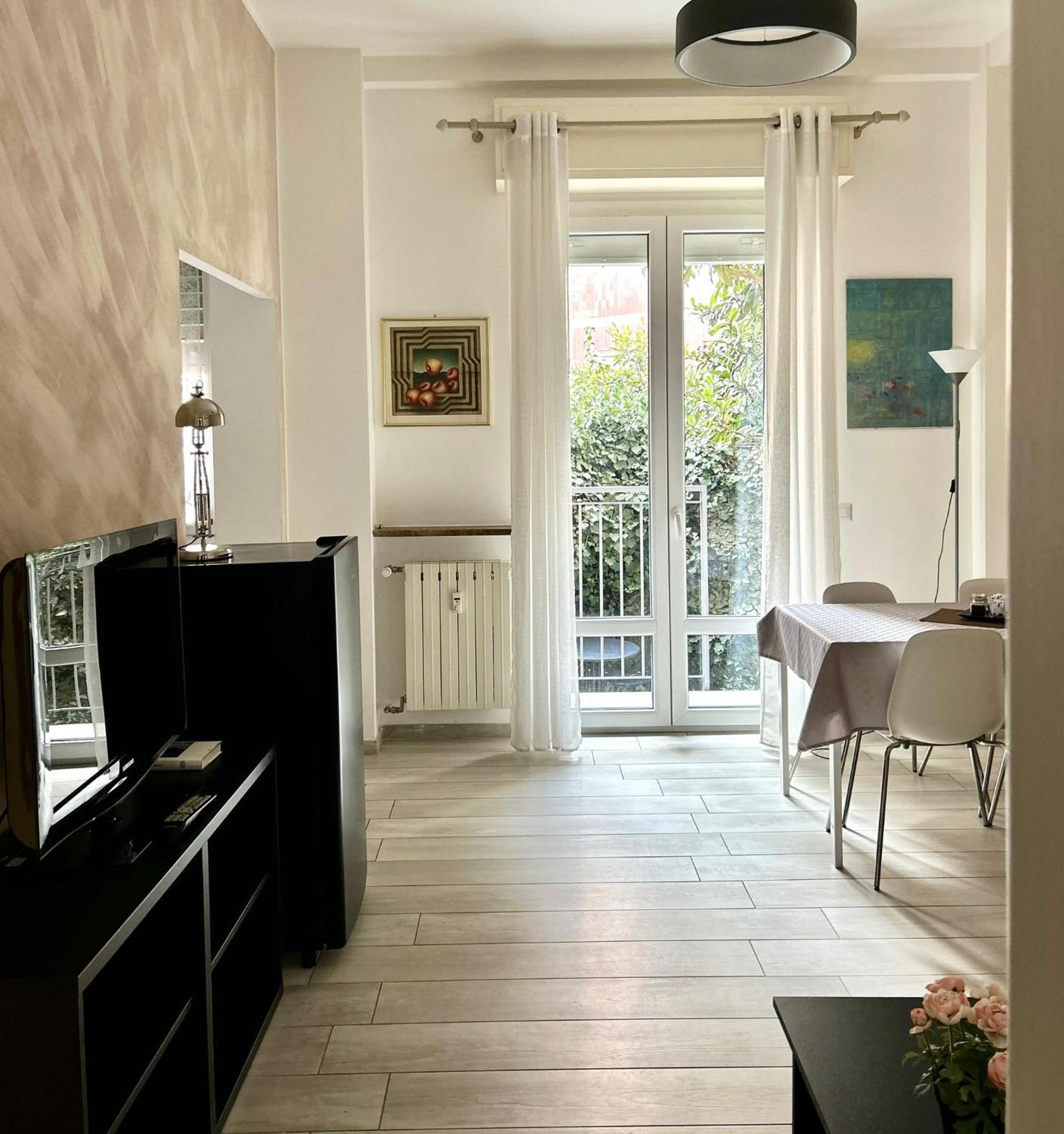 Lovely 2 Room Apartment With Small Garden Milán Exteriér fotografie